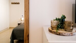 Une chambre à coucher comprenant un lit, une table de chevet, une lampe et des objets décoratifs.