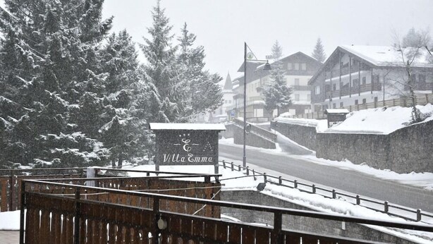 A wooden fence with a sign reading "Villa Emma" in a snowy landscape. - Orovacanze Hotel Villa Emma (Canazei)