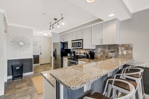 Kylskåp, mikrovågsugn, ugn och diskmaskin