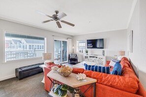 Smart-tv, dvd-spelare, bordsfotboll och ett bordtennisbord