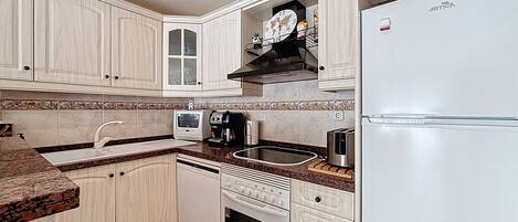 ثلاجة، ميكروويف، فرن، غسالة أطباق