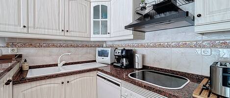 Jääkaappi, mikroaaltouuni, uuni, astianpesukone