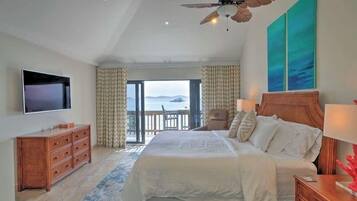 1 habitación, tabla de planchar con plancha y cuna de viaje