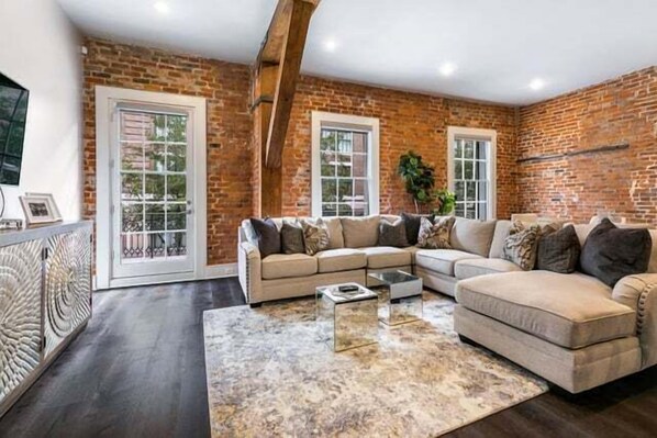 TV, stereo - SPACIOUS, HISTORIC CHARMER🧡 DOWNTOWN 4 BEDROOM WITH 2 BALCONIES WRAPPED IN WROUGHT IRON (New Orleans)