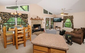 TV, peis, DVD-spiller og stereoanlegg