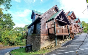 Ein rustikales Blockhaus mit steinernen Fundamenten, Holzfassade und einer Veranda.