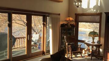 Single Room, 1 Queen Bed | Living room | 32-inch TV with cable channels