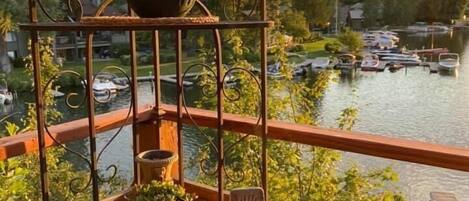 Single Room, 1 King Bed | Balcony