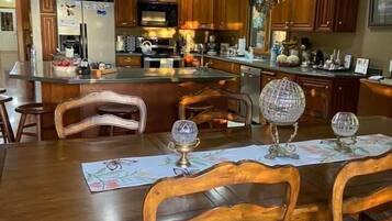 Single Room, 1 Queen Bed | Private kitchen | Shared fridge, microwave