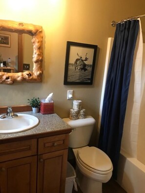 Single Room, 1 Queen Bed | Bathroom | Towels