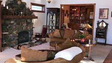 Single Room, 1 Queen Bed | Living room | 32-inch TV with cable channels