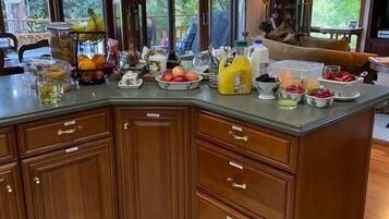 Single Room, 1 Queen Bed | 1 bedroom, free WiFi, bed sheets