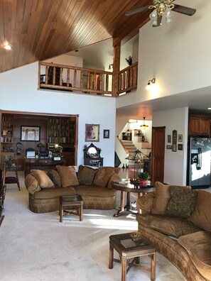 Single Room, 1 Queen Bed | Living room | 32-inch TV with cable channels