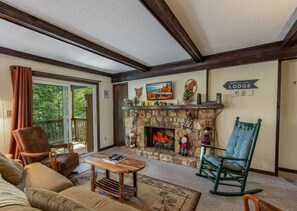 Fireplace - 'Slopeside Lodge' - Watch Skiers from the Couch! (Sugar Mountain)
