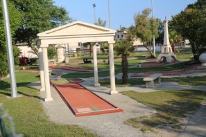 Un parc doté d’un pavillon, d’une piste d’athlétisme et d’une statue.