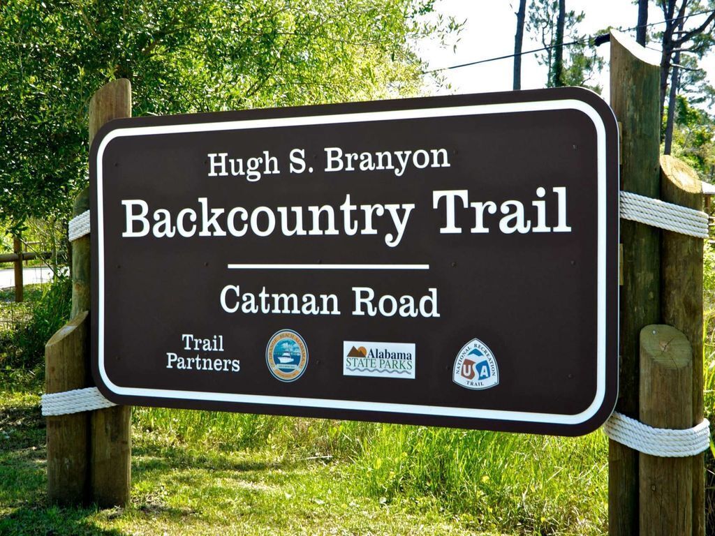 Schild für den Hugh S. Branyon Backcountry Trail an der Catman Road, mit Logos von Trail Partners, Alabama State Parks und dem U.S. Forest Service.