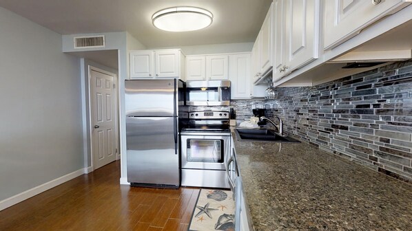 Réfrigérateur, four à micro-ondes, un four, lave-vaisselle