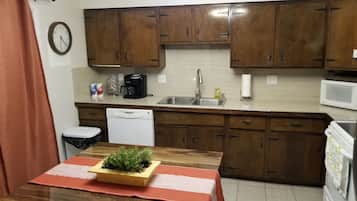 Kylskåp, mikrovågsugn, ugn och spishäll