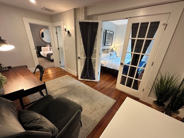 7 habitaciones, tabla de planchar con plancha y cuna de viaje 