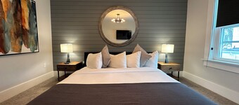 Large Three Room Suite 2 Bed/1 Bath / Dog friendly with parking on Historic Pelham St.