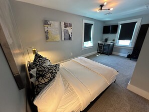 1 habitación, tabla de planchar con plancha y cuna de viaje