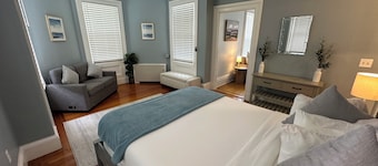 4 Unit Dog Friendly Home (Sleeps 18) on Historic Spring St.