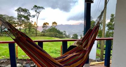 Casa ecoturistica con rio y vista a las montañas