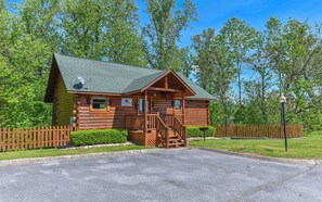 Exterior - Hot tub, pool table, and porch swing! - Bear Footin' Heaven (Pigeon Forge)