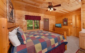 2 bedrooms, WiFi, bed sheets - Hot tub, pool table, and porch swing! - Bear Footin' Heaven (Pigeon Forge)