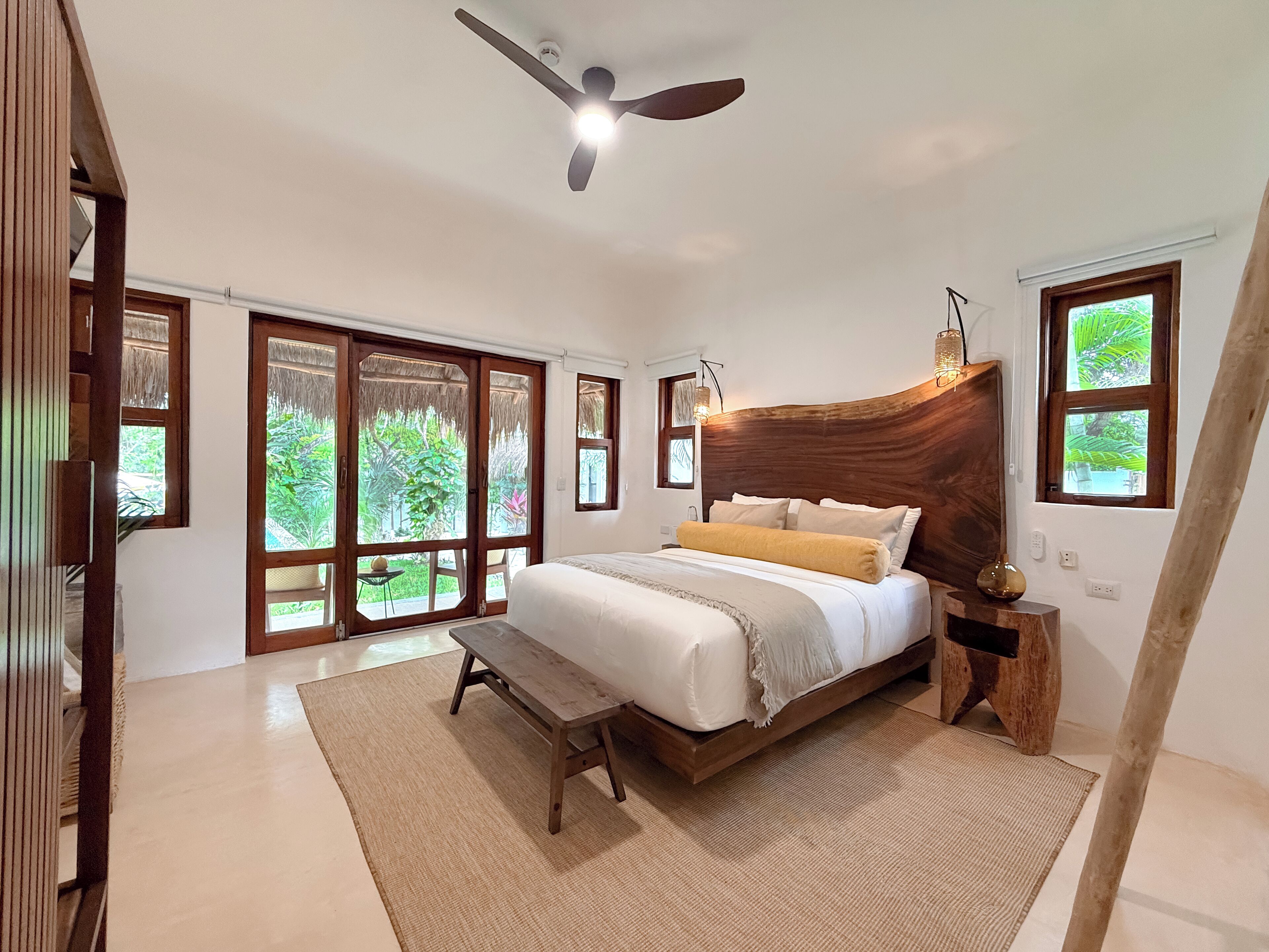 Deluxe-huone, 1 keskisuuri parisänky, oma kylpyhuone | Ylelliset vuodevaatteet, tallelokero huoneessa