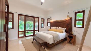 Deluxe-huone, 1 keskisuuri parisänky, oma kylpyhuone | Ylelliset vuodevaatteet, tallelokero huoneessa