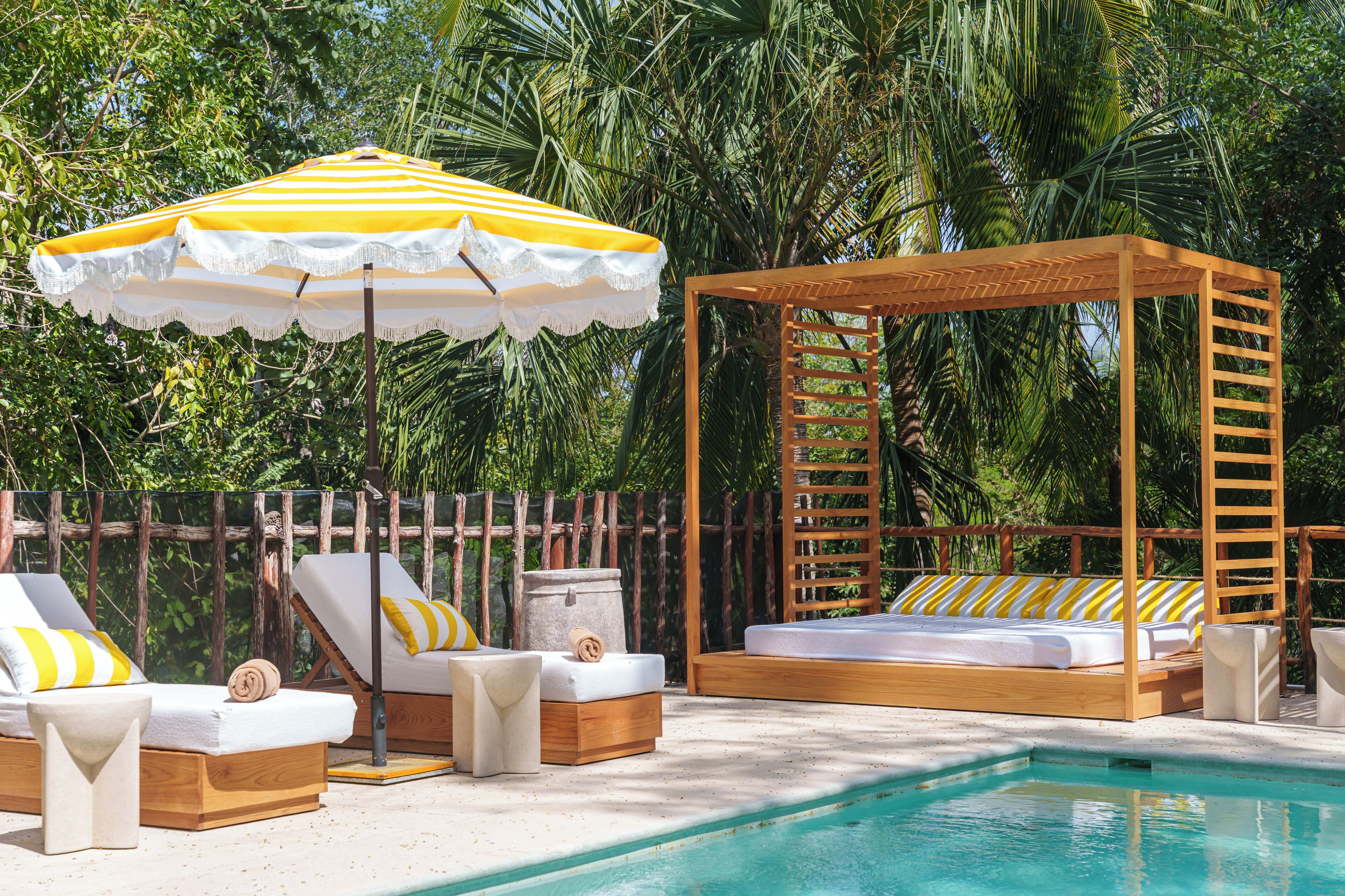 Alberca al aire libre, sombrillas en la alberca y camastros 