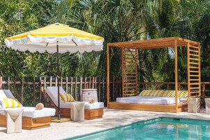 Piscina externa, funciona das 9h às 20h, guarda-sóis, espreguiçadeiras