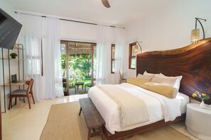 Deluxe Room, 1 Katil Ratu (Queen), Private Bathroom | Peralatan tempat tidur premium, peti besi dalam bilik 