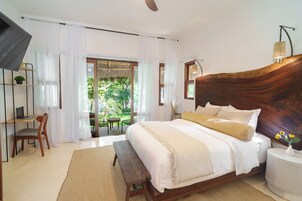 Quarto luxo, 1 cama Queen, banheiro privativo | Roupas de cama premium, cofres nos quartos, individualmente decorados