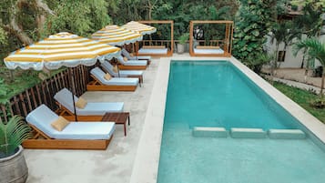 Ulkouima-allas avoinna 9.00–20.00, aurinkovarjoja, aurinkotuoleja