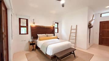 Camera Deluxe, 1 letto queen, bagno privato | Biancheria da letto di alta qualità, una cassaforte in camera