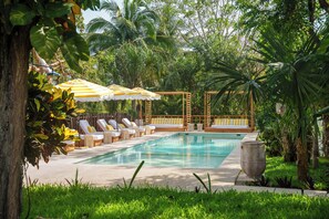 Kolam renang terbuka, dibuka dari pukul 9:00 hingga 20:00, payung kolam 