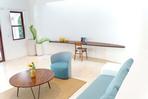 Phòng Suite Royal, 1 giường cỡ king, có phòng tắm riêng | Bộ đồ giường cao cấp, két bảo mật tại phòng, trang trí khác biệt 