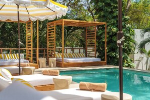 Piscina externa, funciona das 9h às 20h, guarda-sóis, espreguiçadeiras