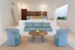 Suíte real, 1 cama King, suíte | Sala de estar | Smart TV 35 polegadas com canais a cabo, TV