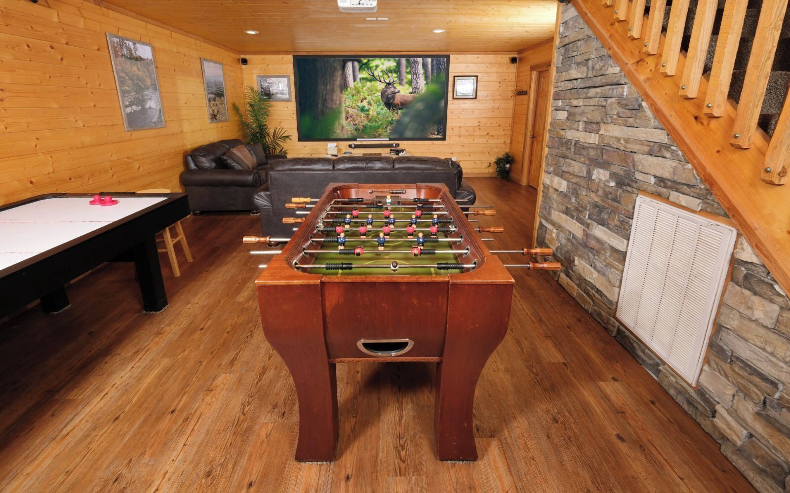 Ein gemütliches Zimmer mit Tischfußball, Billardtisch und einer komfortablen Sitzecke.