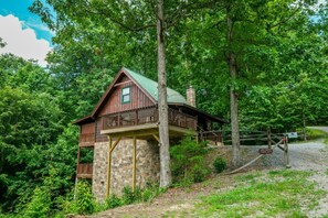 Exterior - Hiker's Hideaway | King Suites, Theater Room, & Air Hockey (Sevierville)
