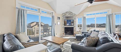 テレビ、暖炉、DVD プレーヤー