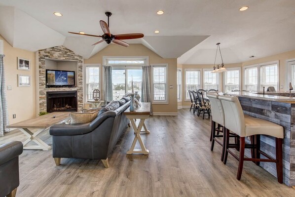 Télévision, cheminée, lecteur de DVD