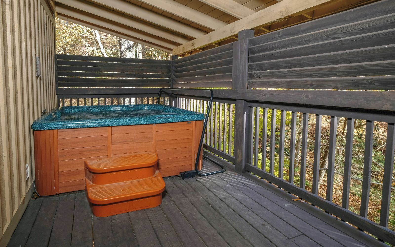 Love Shack - Ultimate Relaxation with a Hot Tub & Indoor Jacuzzi