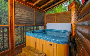 Bañera de hidromasaje cubierta