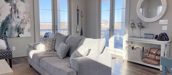 Beautiful Beach House, private bch, Modern and Comfortable furnishings