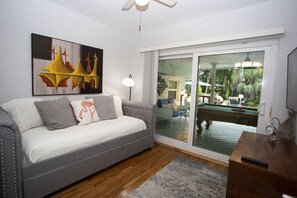 Smart TV, fireplace, books - 4BR, Private Backyard Oasis/POOL & HotTub(Jacuzzy) (Hollywood)