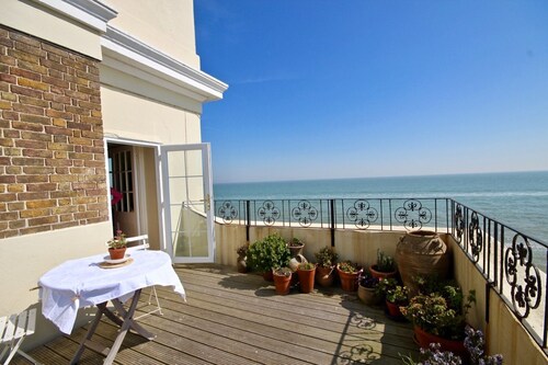 Delightful apartment with sea views on the Seafront of Deal